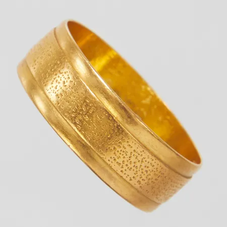 Ring, stl 17¾, bredd 6,5mm, gravyr, 18K Vikt: 2,9 g