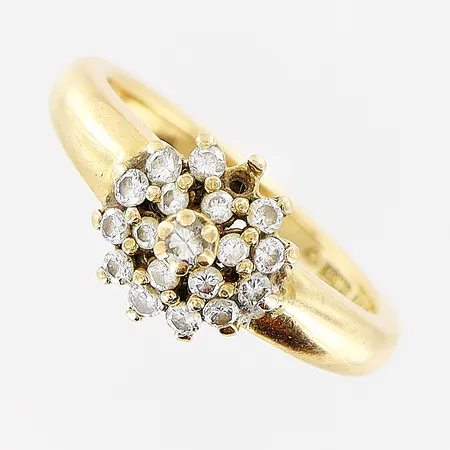 Ring, diamanter 12 x ca 0,02ct, 6 x ca 0,01ct, stl 17¼, bredd 2-9mm, 1 sten saknas, slitage på klor, 18K.  Vikt: 4,9 g