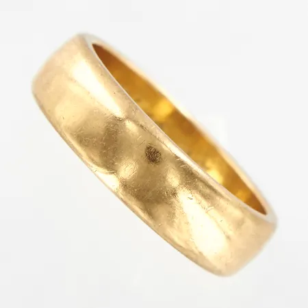 Ring slät, stl 15½, bredd 5mm, Schalins, gravyr, 18K Vikt: 5,2 g