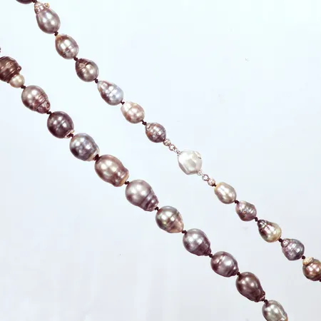 Collier, barocka Tahitipärlor Ø8,3-11,3mm, längd 47cm, Johansson & Schöttle, lås silver 925/1000 Vikt: 54,6 g