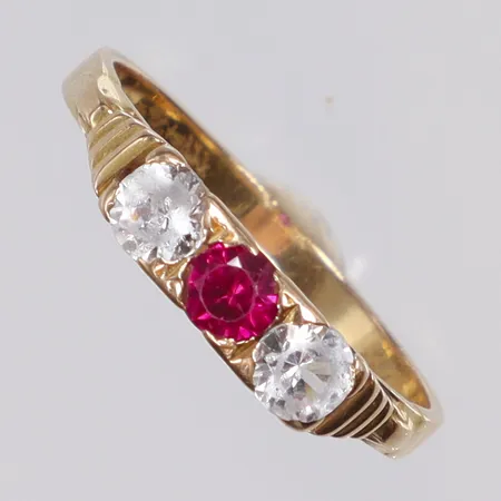 Ring med röd samt vita stenar stl 17 bredd 1,5-3mm, 18K Vikt: 2,1 g