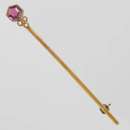 Slipsnål, pärlor samt röd sten, längd ca 61mm, bredd 1,5-6mm, 14K, bruttovikt: 2,5g Vikt: 2,5 g