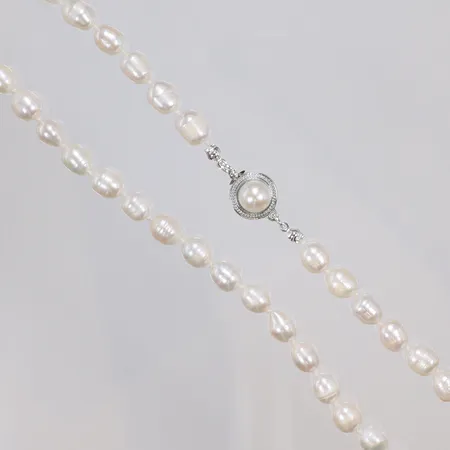 Collier med odlade sötvattenpärlor 59cm bredd ca 8mm, visst slitage,  lås i vitmetall