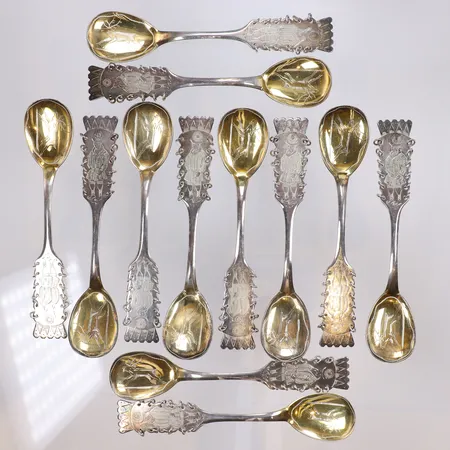 12st Kaffeskedar med samiskt motiv, delvis förgyllda längd 11cm, Mema silver 830/1000 Vikt: 157,1 g