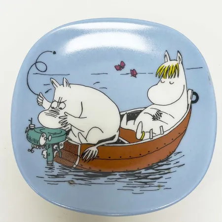 Väggfat Mumin, ca 12,5cm x 12,5cm, Arabia Finland, Maskin problem, Tove Jansson, porslin. 