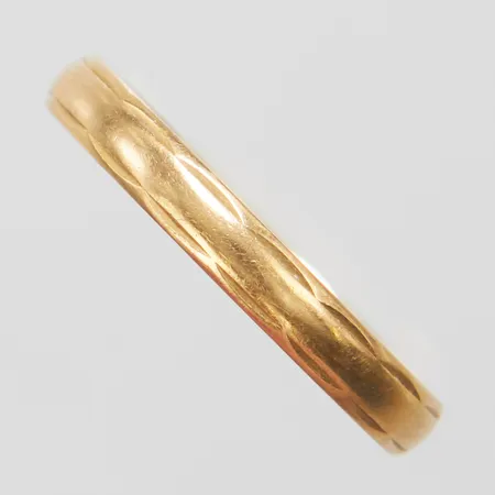 Ring, stl 17¾, bredd 3mm, gravyr, 18K  Vikt: 2,7 g