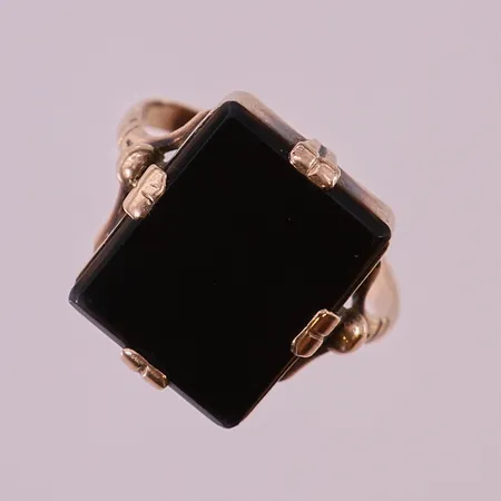 Ring med svart sten, stl 17½, ca bredd 2-15,5mm. 8K, bruttovikt 3,5g Vikt: 3,5 g