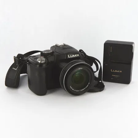 Kamera Lumix Panasonic DMC-FZ200, serienummer: J2HB04969, batteriladdare, hårt bruksslitage, glappar i elektroniken, inga övriga tillbehör,  Skickas med paket.