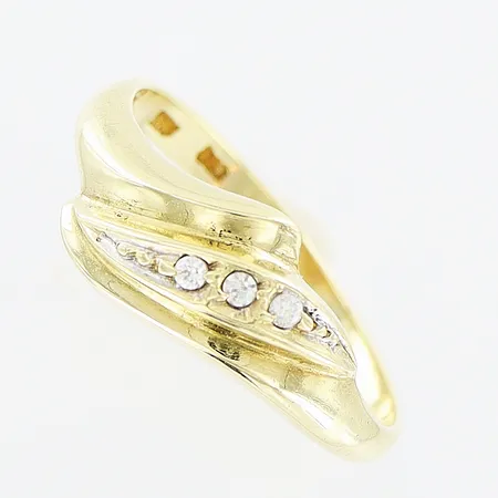Ring, vita stenar, stl 18, bredd 2-9mm, 14K. Vikt: 2 g