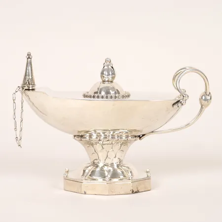 Bordständare Georg Jensen, modell 12 (alternativt 13, otydlig stämpel), stämplad 1918, svenska importstämplar GABF, höjd 8,5cm, längd 13cm, silver 830/1000 Vikt: 176,4 g