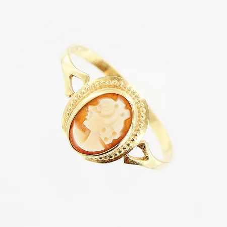 Ring, camé, stl 16¼, bredd 1,5-9,5mm, skev skena, 18K. Vikt: 0,9 g