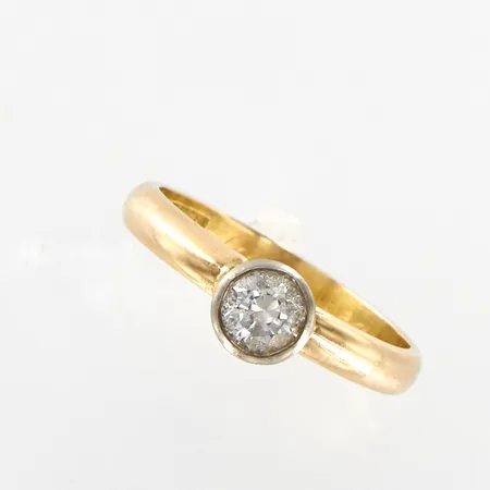 Ring, vit sten, stl 18¾, bredd 3-6mm, gravyr, 18K.  Vikt: 4,3 g