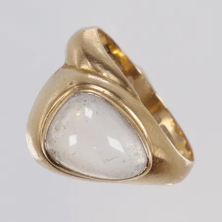 Ring med vit sten stl 16 bredd 3-11mm GD&Co (G. Dahlgren & Co) Malmö 1958, 18K Vikt: 3,1 g