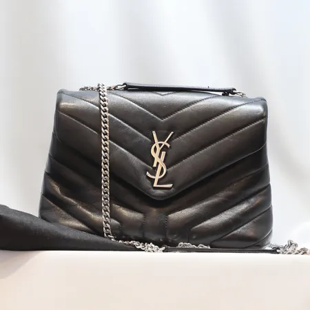 Handväska YSL Saint Laurent "Loulou" Monogram chain, stl S", refnr 494699DV726,, svart, quiltat läder med monogramlogga "YSL", detaljer i vitmetall, två fack, varav ett med dragkedja, axelband, mått: ca 24x17x8cm, made in Italy, kvitto från Saint Laurent, London år 2019, dustbag, bruksskick, läder med ställvis visst slitage (botten), insidan tyg med med små fläckar 