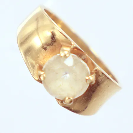 Ring med vit sten, Ø18, gravyr, 14K Vikt: 5,9 g