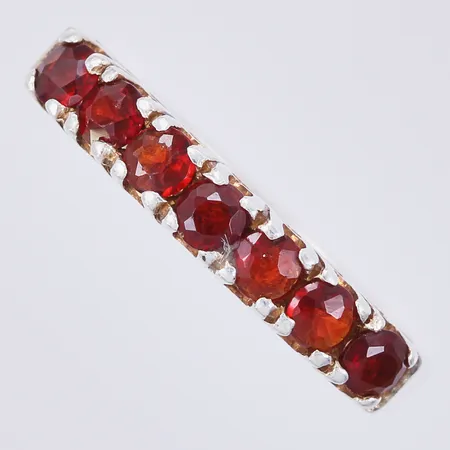 Ring med granater, bredd ca 2mm, silver 925/1000 Vikt: 2 g