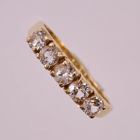 Ring med vita stenar, stl: 16¾, bredd 1,5-4mm, 18K.  Vikt: 2,9 g