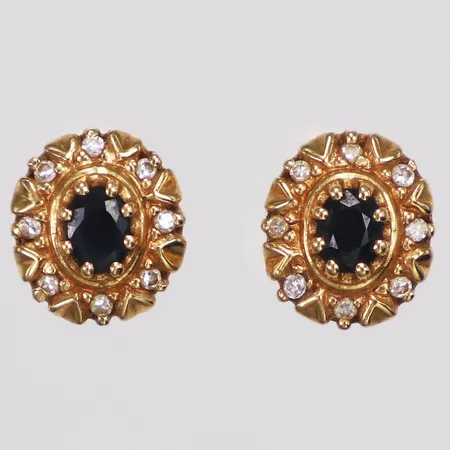Ett par örhängen, vita och blå stenar, troligen moissanite, längd 10mm, bredd 9mm, stoppers saknas, missfärgat vid stift, 18K  Vikt: 1,8 g