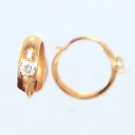 Ett par örhängen Creoler, vita stenar, Ø12,8mm, 18K Vikt: 0,8 g