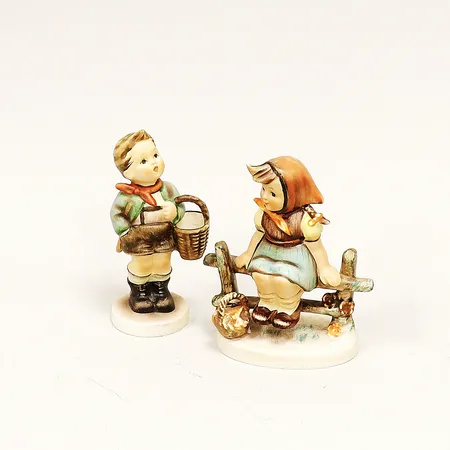2 figuriner Hummel, Goebel, pojke med korg 10cm, flicka sittande på staket 9,5cm, Tyskland. Skickas med paket.