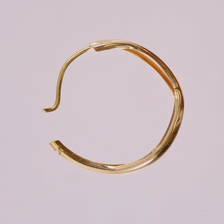 Skrotguld, defekt, 18K.  Vikt: 0,3 g