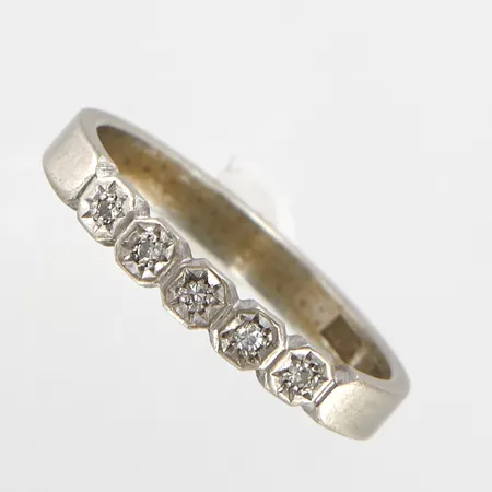 Ring, diamanter 0,05ctv enligt gravyr, stl 17½, bredd 2,5mm, vitguld, i behov av rodinering, 18K.  Vikt: 2,7 g