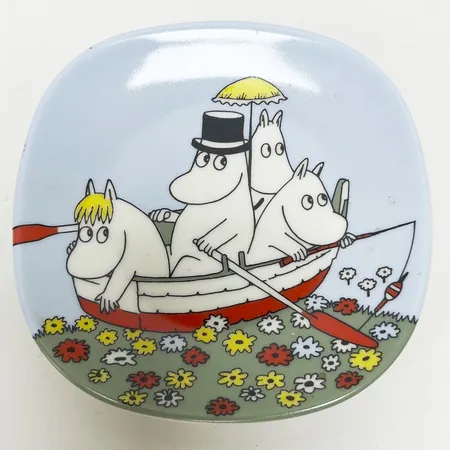 Väggfat Mumin, ca 12,5cm x 12,5cm, Arabia Finland, Mumin familj på flotten, Tove Jansson, porslin. 