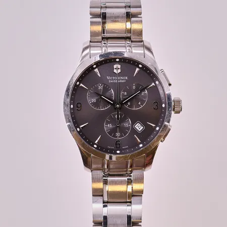 Herrur Victorinox Alliance, stål, quartz, kronograf, datum, ref-nr: 241478, serie-nr: 160108665, stållänk med viklås, repor, tre extra länkar, box. 
