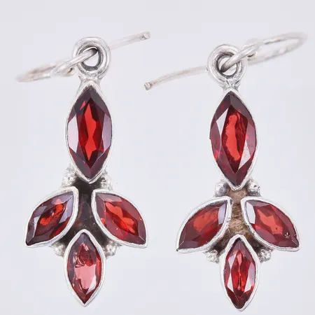 Ett par örhängen med röda stenar, längd ca 2,3cm, bredd ca 11mm, silver 925/1000  Vikt: 3,5 g
