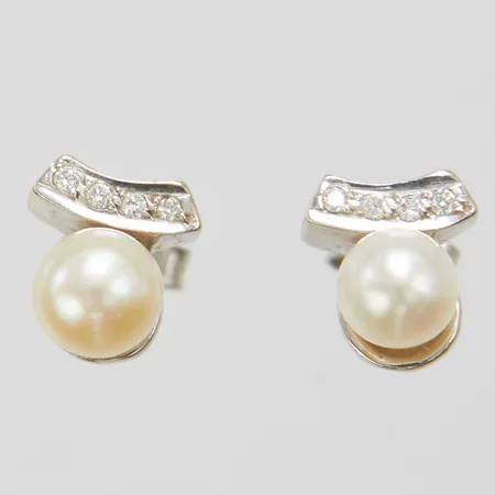 Ett par örhängen, odlade sötvattenpärlor samt briljantslipade diamanter 8 x ca 0,005ct, vitguld, skev stift, pärlor ojämn storlek, 18K Vikt: 4,3 g
