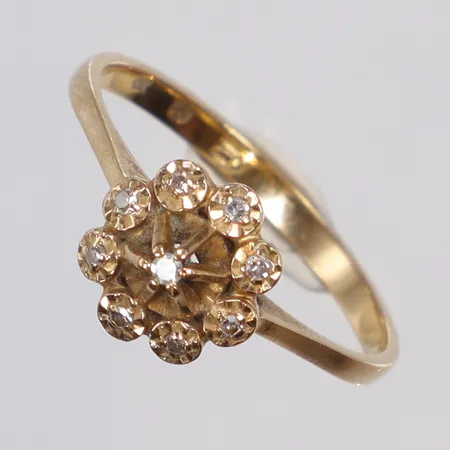 Ring med diamanter 9xca0,01ct stl 17½ bredd 2-9mm 18K Vikt: 2,2 g