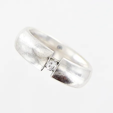 Ring stl 17¼, bredd 6mm, diamant 0,10ct enligt gravyr, briljantslipad, Schalin, vitguld 18K Vikt: 10,4 g