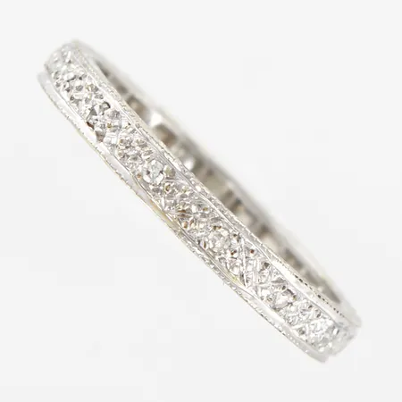 Ring med stenar, stl 16, bredd 2,5mm, vitguld, 14K Vikt: 3,4 g