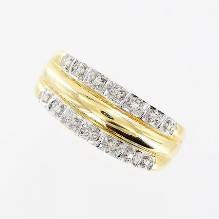 Ring stl 18, bredd 3-9mm, diamanter 14 x ca 0,005ct, vitguldsfattning, GHA, 18K  Vikt: 5,9 g