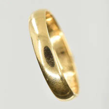 Ring, stl 18¾, bredd 4 mm, gravyr, 18K. Vikt: 3,2 g