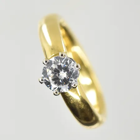 Ring med vit sten, stl 17, bredd 4-6 mm, gulguld/vitguld, 18K. Vikt: 2,6 g
