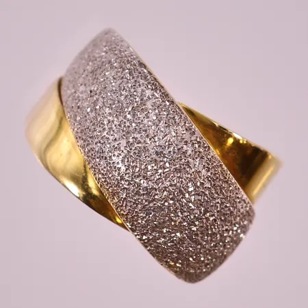 Ring med arbetad yta, stl: 17¾, bredd 5-13mm, vit/gult guld 18K.  Vikt: 8,9 g