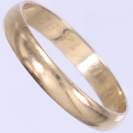 Ring, slät, stl 22,bredd 4mm, gravyr, 18K Vikt: 3,5 g
