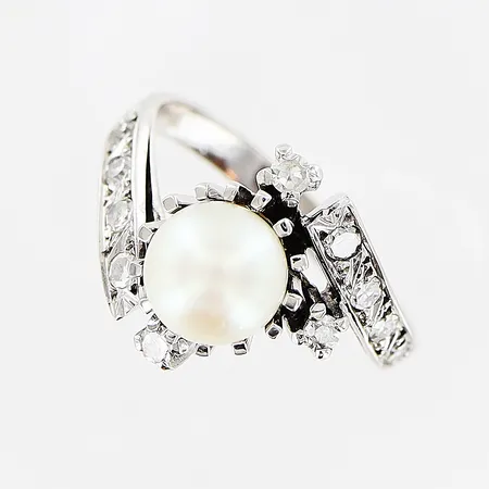 Ring, diamanter 11 x ca 0,02ct, 8/8-slipade, pärla Ø6,5mm, stl 17, bredd 2-13mm, vitguld, 18K.  Vikt: 4,8 g