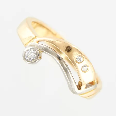 Ring, diamanter 1 x ca 0,04ct, 2 x ca 0,01ct, stl 16¾, bredd 3-9mm, vit/gulguld, 18K.  Vikt: 4,4 g