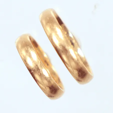 2 Släta ringar, Ø16 + 19¼,  gravyrer, 18K Vikt: 8,9 g