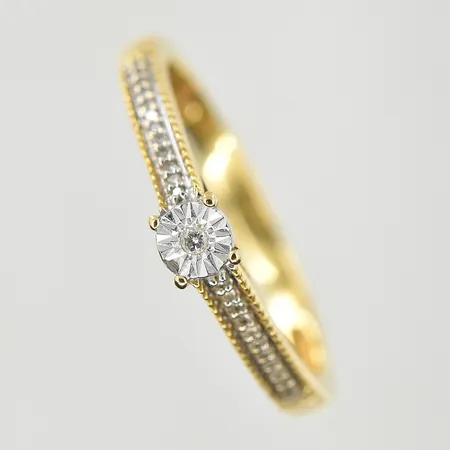 Ring med vita stenar, stl 16¾, bredd 2-3 mm, 18K. Vikt: 2 g
