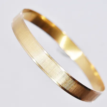 1 Armring stl.60*70 skev och repig 18K Vikt: 12,3 g