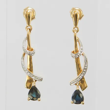 Ett par örhängen, tvåfärgade, åttkantslipade diamanter 2 x ca 0,005ct samt safirer, längd ca 30mm, bredd 1-6mm, 18K Vikt: 2,3 g