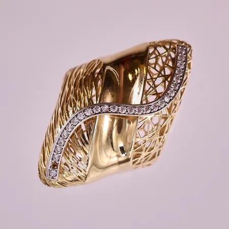 Ring med vita stenar, stl 18½, ca bredd 3-37mm, saknar sten. 14K  Vikt: 6,8 g