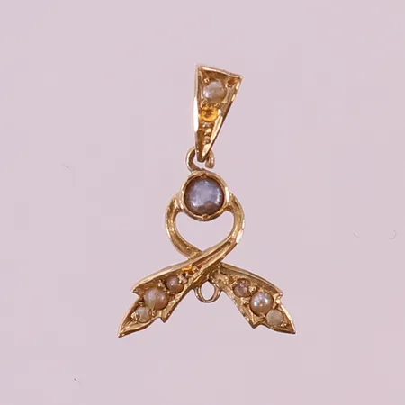 Hänge med odlade pärlor, ca 19x13mm inkl ögla, skadade pärlor. 18K Vikt: 1 g