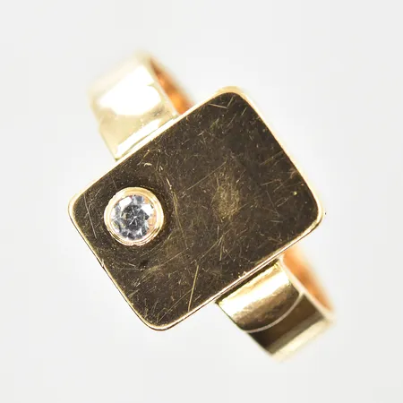 Klackring med vit sten, stl 22¼, bredd 5-14 mm, 14K. Vikt: 5,9 g