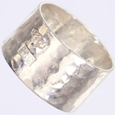 Ring, stl 17½, bredd 11mm, stämplad på utsidan av skenan, silver 925/1000 Vikt: 4,1 g