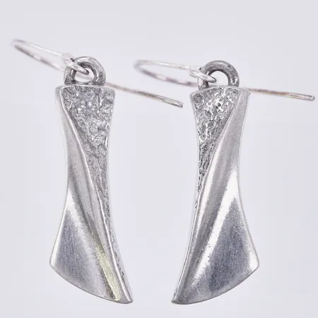 Ett par örhängen, Börje Tennung, längd ca 2,4cm, bredd ca 8mm, stift i silver, TENN 
