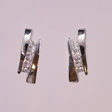 Ett par örhängen med vita stenar, ca 12,5x5mm. 925/1000 silver Vikt: 2,4 g